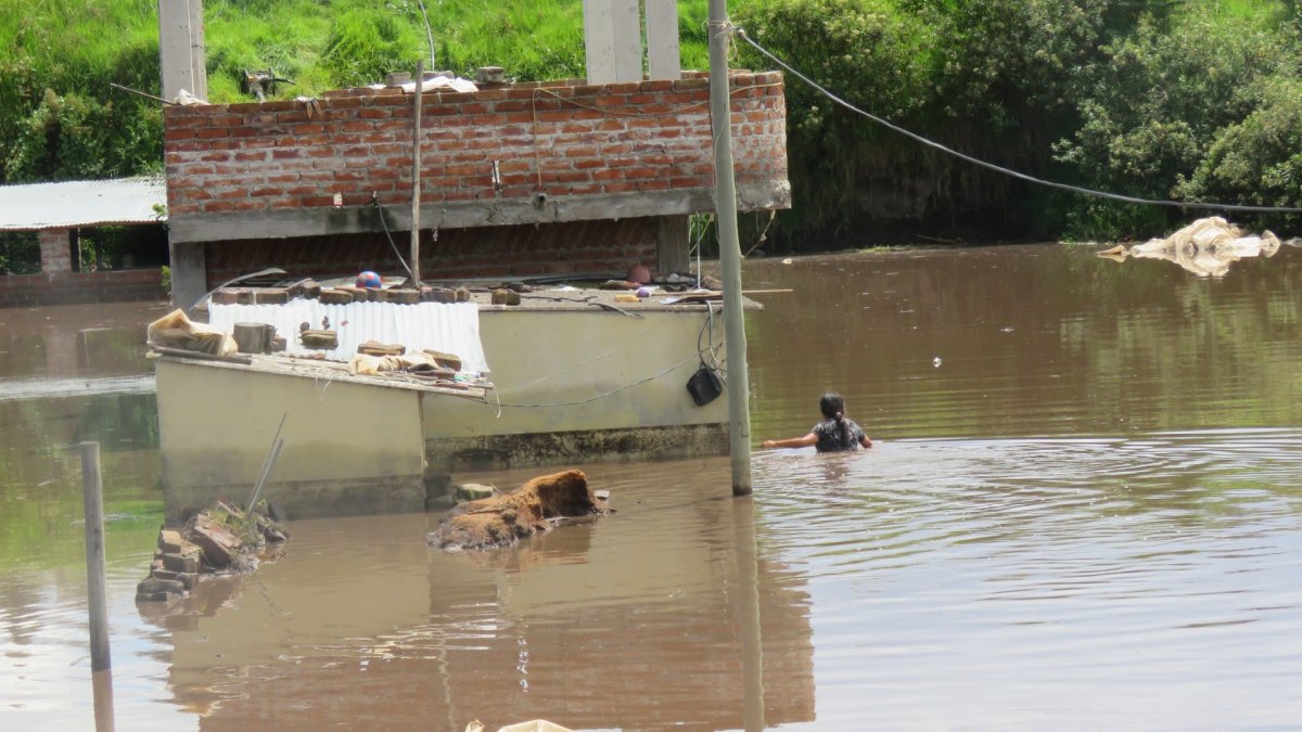 Aislamiento. En Chambo (Chimborazo), las casas están invadidas por el agua. En algunos casos, quedaron sumergidas totalmente.