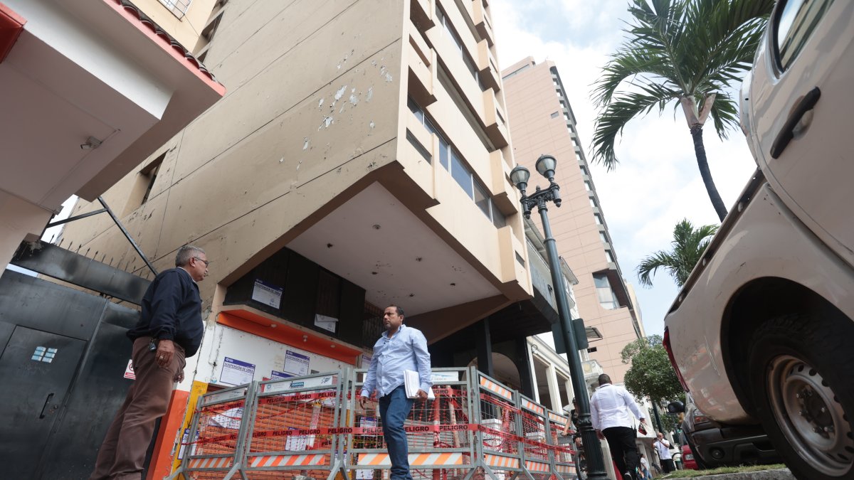 El edificio Fantasía luce cercado por el peligro