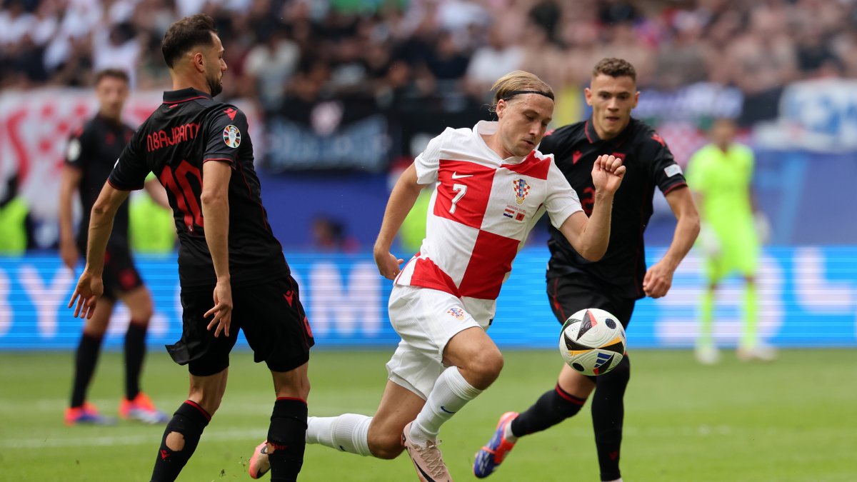 Lovro Majer, de Croacia, en acción contra Nedim Bajrami, de Albania, durante el partido de la UEFA EURO 2024 del grupo B entre Croacia y Albania que finalizó 2-2.