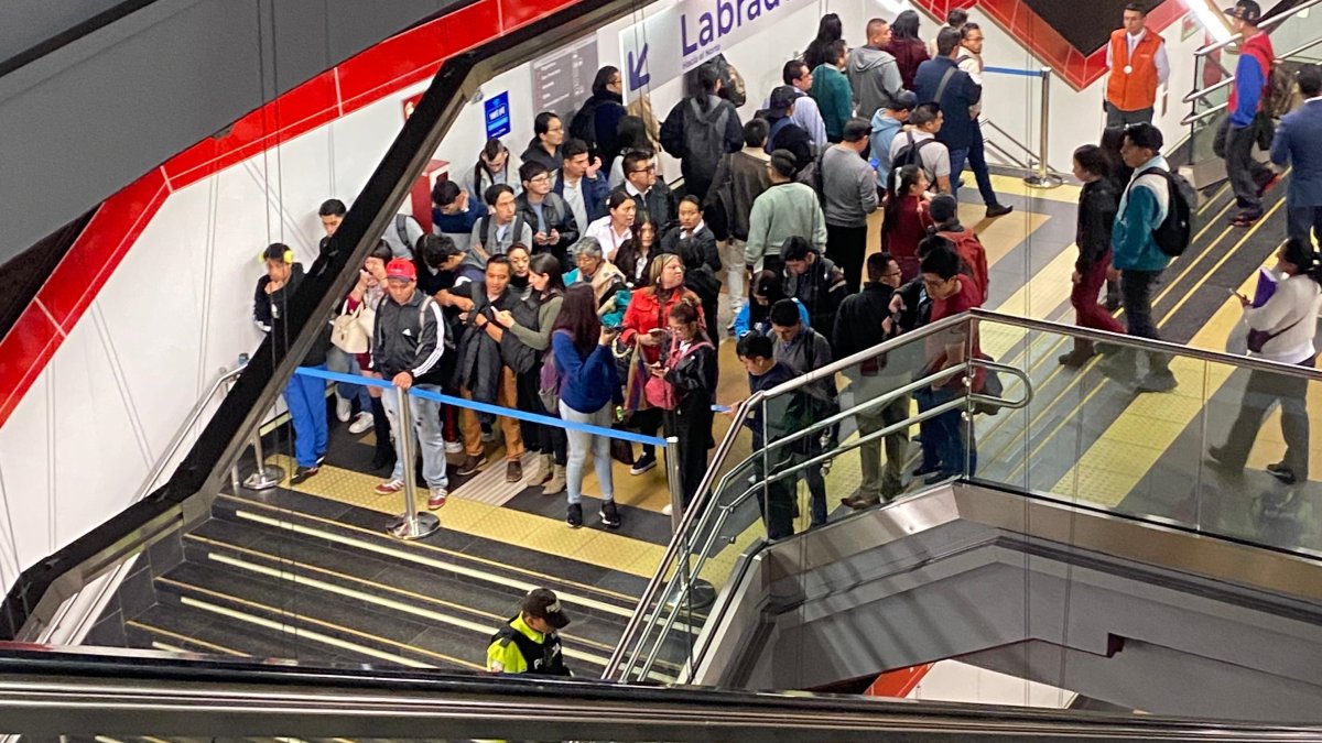 Los pasajeros fueron impedidos de ingresar a los andenes para abordar un tren del Metro de Quito, durante el percance de este 19 de junio.
