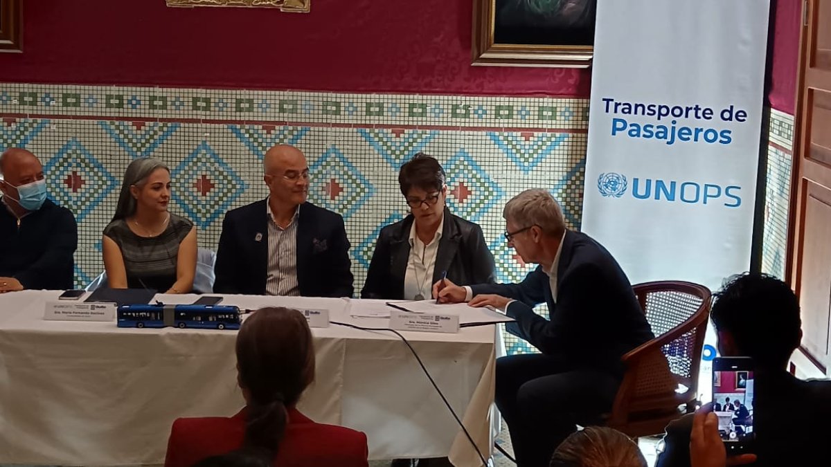 Se realizó la firma del contrato entre UNOPS y el Consorcio conformado por las empresas IFS-Yutong.