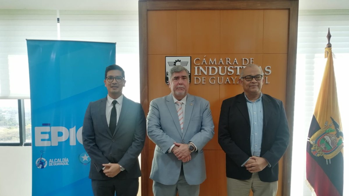Evento.- Féñix Chang, de Épico; Francisco Jarrín, presidente de la Cámara de Industrias de Guayaquil y Ricardo Rodríguez, de la Cooperación Alemana (GIZ) en el lanzamiento de agenda económica.