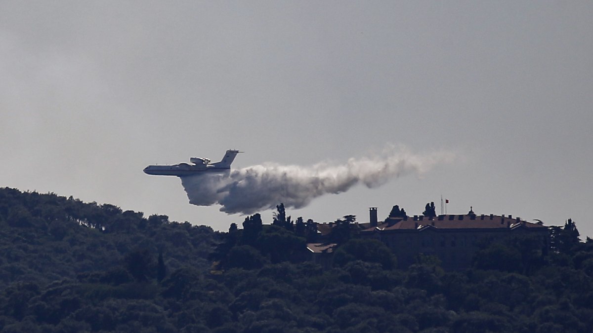 Un hidroavión trata de extinguir un incendio en la isla Heybeliada, Estambul, Turquía.