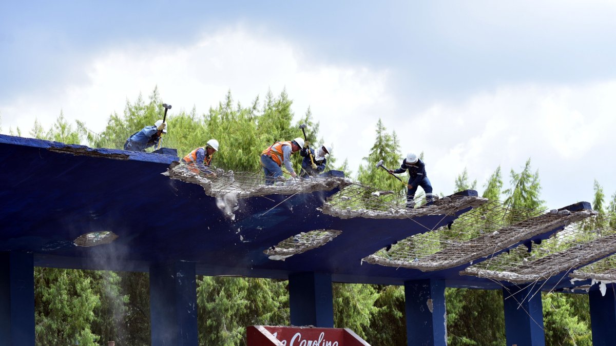 El trabajo de derrocamiento en la Tribuna de Los Shyris se lo realiza de forma manual.