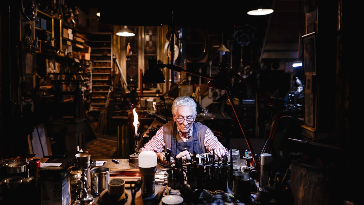 El escultor argentino Juan Carlos Pallarols en su taller en el Barrio de San Telmo, en Buenos Aires (Argentina).