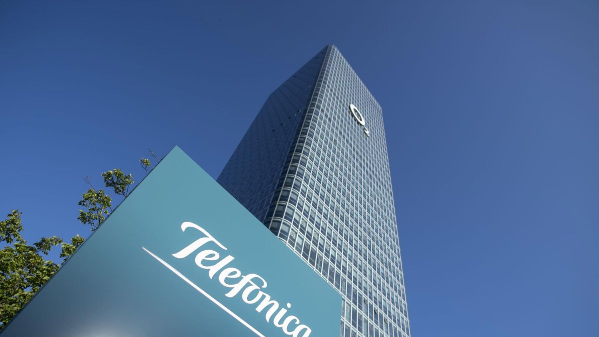 Empresa.- El logo de Telefónica en uno de sus edificios.