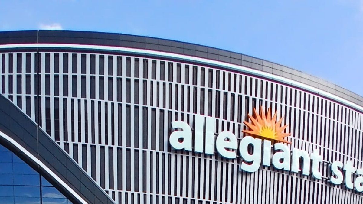 José Luis Astudillo . El policía ecuatoriano - norteamericano junto a su bandera en el Allegiant Stadium de Las Vegas.