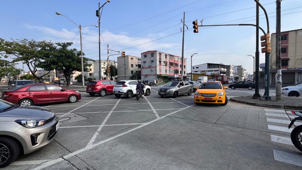 Los cortes de luz afectan el tránsito en Guayaquil.
