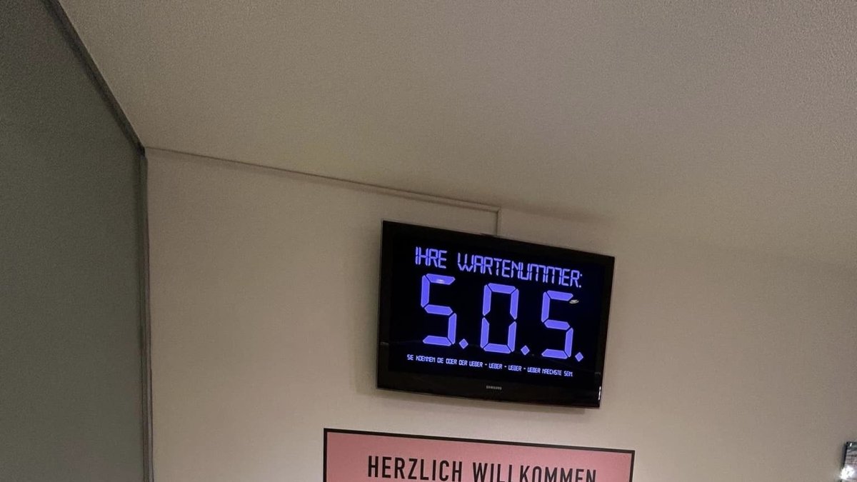 Pistas. Un esqueleto en una sala de espera de una oficina pública.