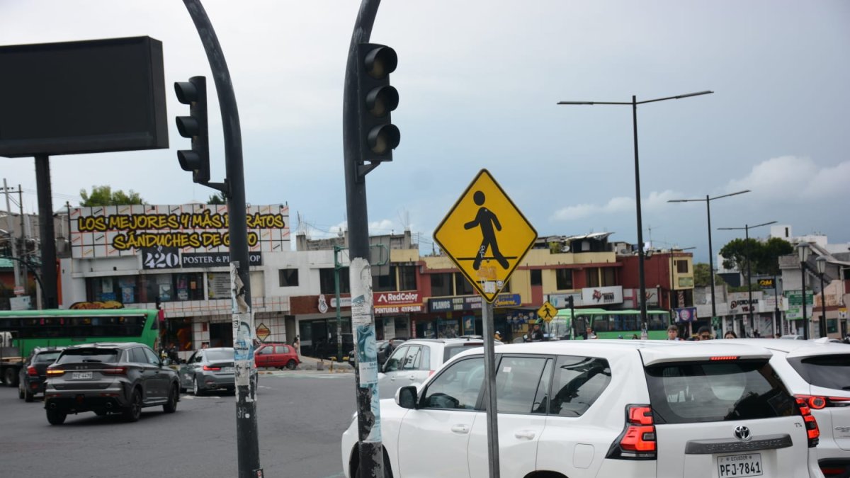 La falta de semáforos por corte de luz generó complicaciones en el tránsito.