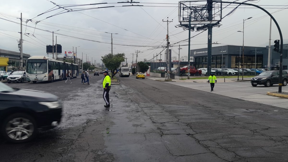 Semáforos no funcionan en Quito a causa de los apagones.