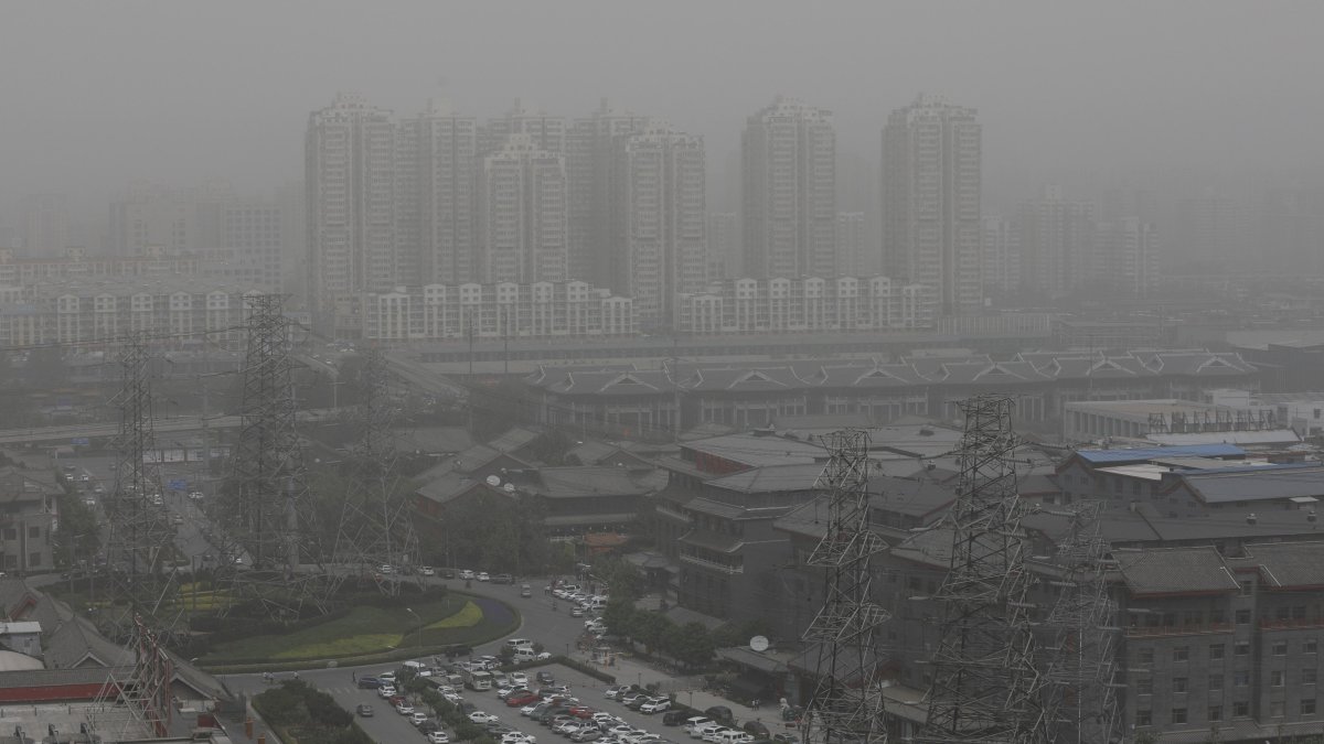 Vista general de varias viviendas afectadas por la contaminación del aire en Pekín, China.
