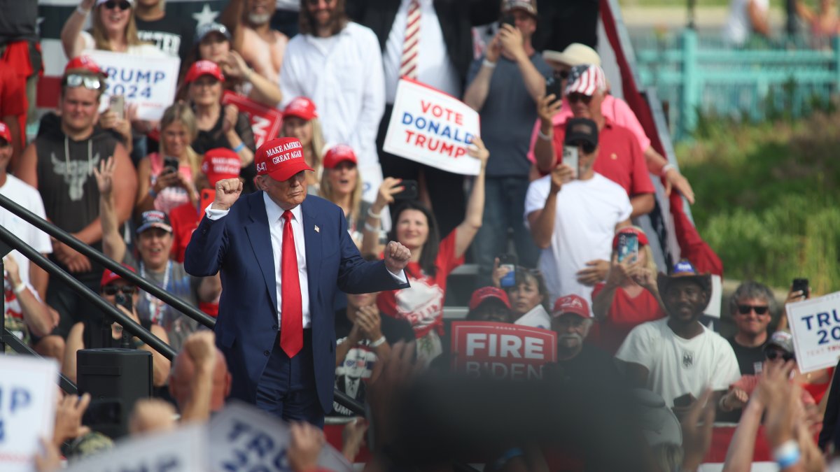 El expresidente estadounidense Donald J. Trump habla durante un mitin de campaña en Racine Festival Park en Racine, Wisconsin (EE.UU.), 18 de junio de 2024.