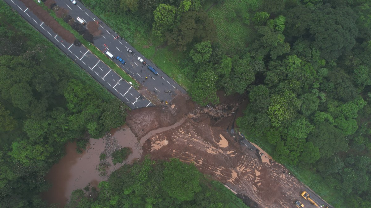 Un tramo de carretera, que comunica la Ciudad de Guatemala con los principales puertos del océano Pacífico, afectado por las fuertes lluvias, en Escuintla (Guatemala).