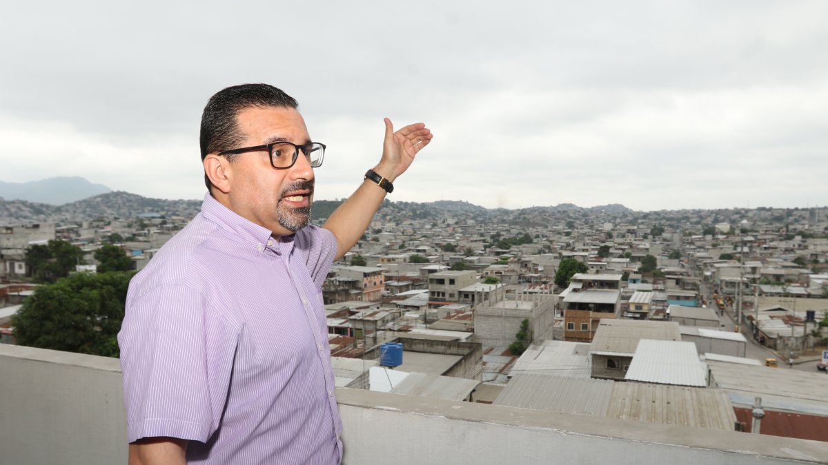 Vista. El director de Misión Noruega señala el noroeste, población a la que la ONG dirige sus servicios.