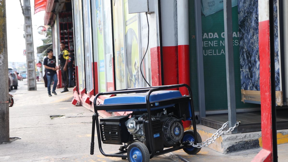 Algunos negocios colocaron pequeños generadores para poder seguir operando.
