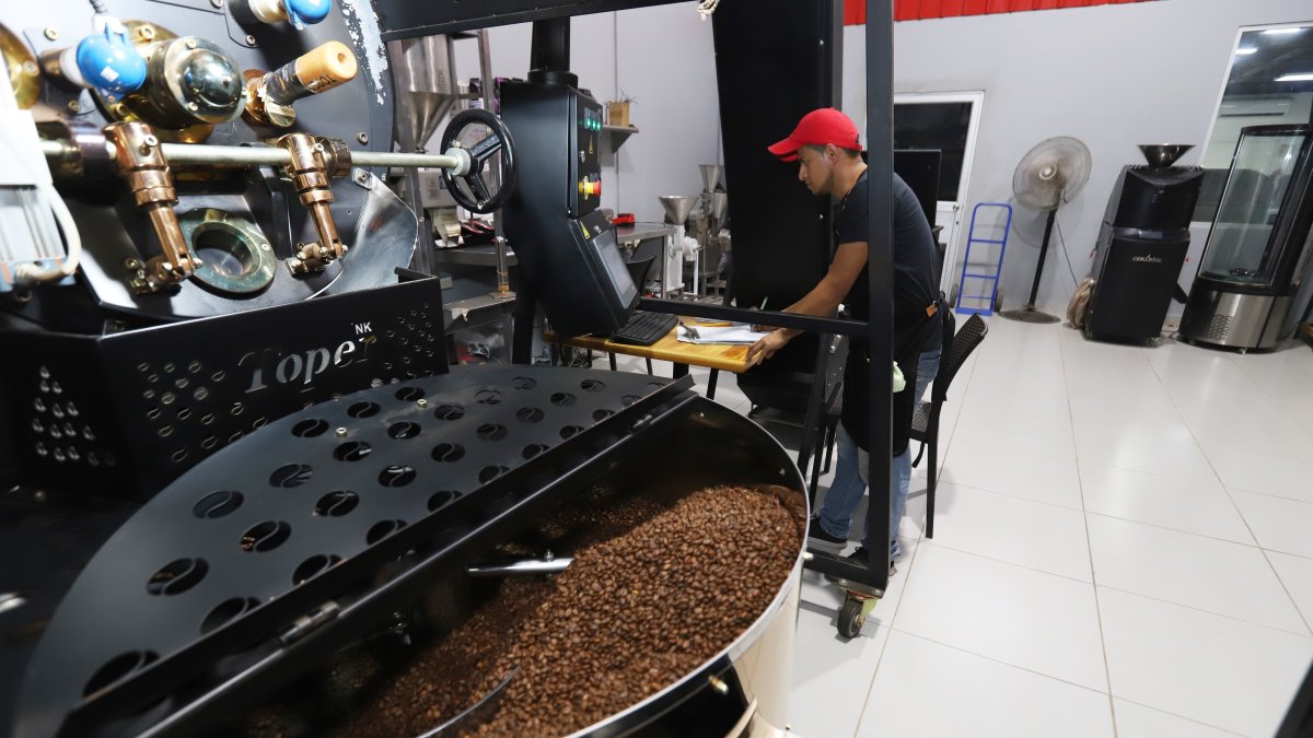 Compañía.- La máquina para tostar el café de la empresa Bombons.