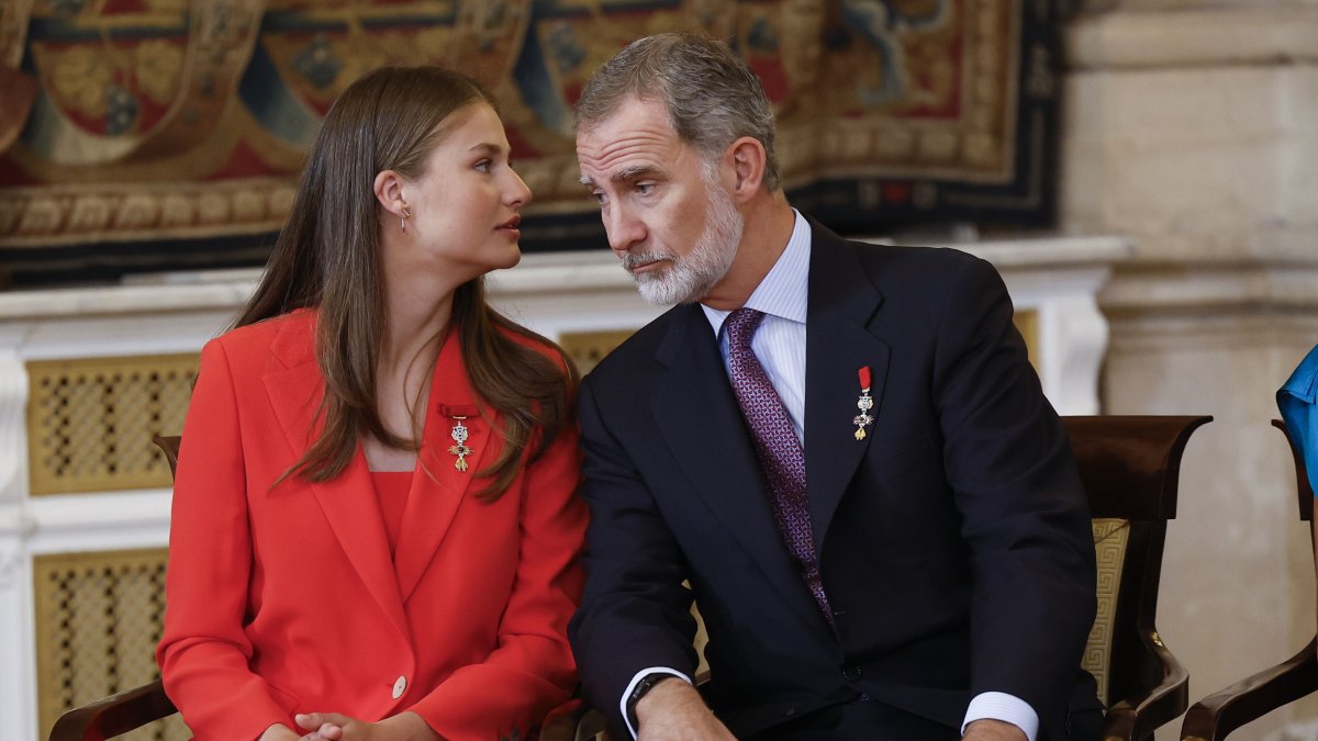 El rey Felipe VI (d) conversa con su hija Leonor princesa de Asturias en el Palacio Real en Madrid. Chema Moya