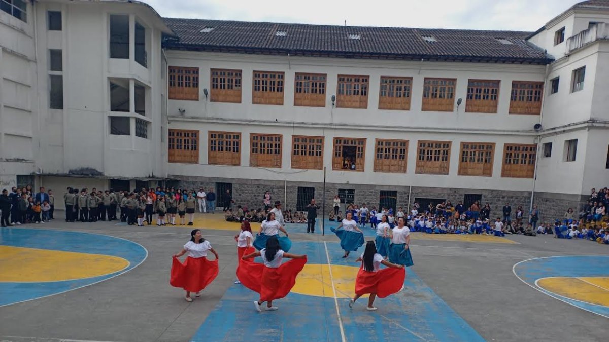 En el programa de clausura de la primaria, en el Instituto Nacional Mejía.