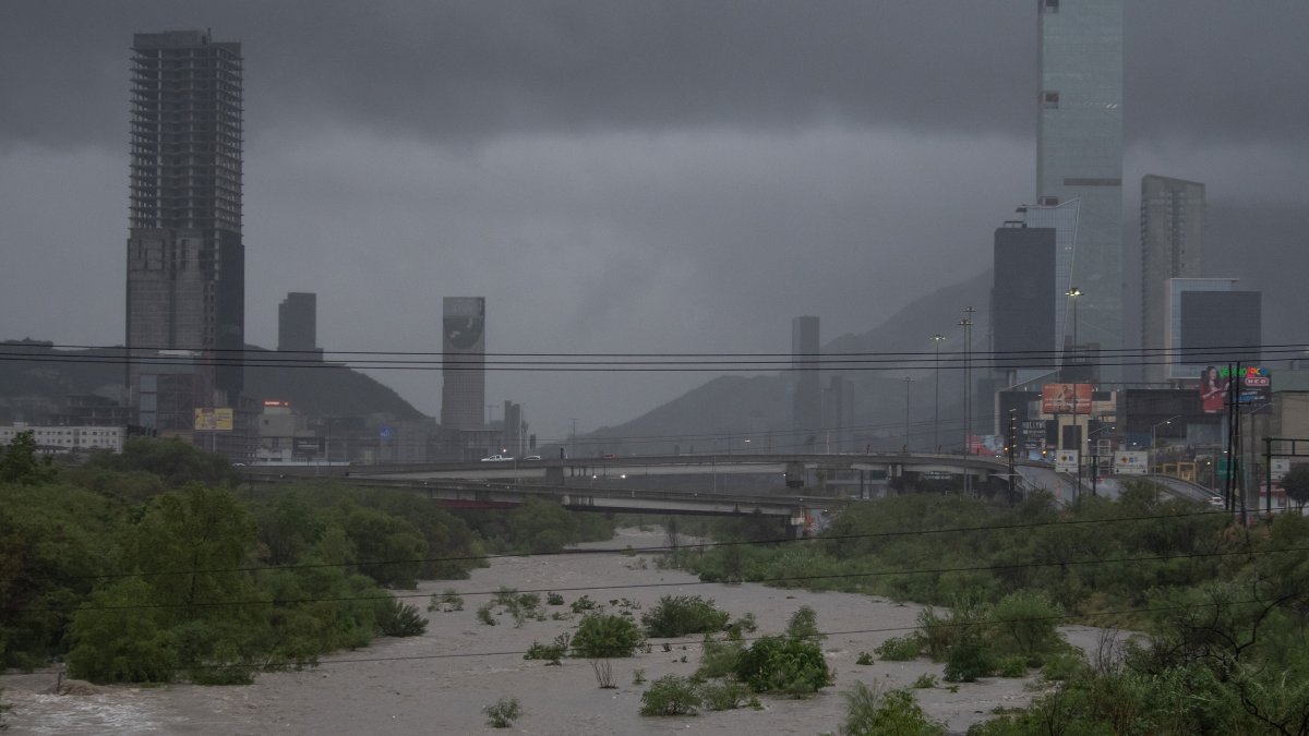 Fotografía que muestra el cielo nublado y la creciente del río Santa Catarina debido a las fuertes lluvias, este miércoles 19 de junio de 2024 en la ciudad de Monterrey (México).