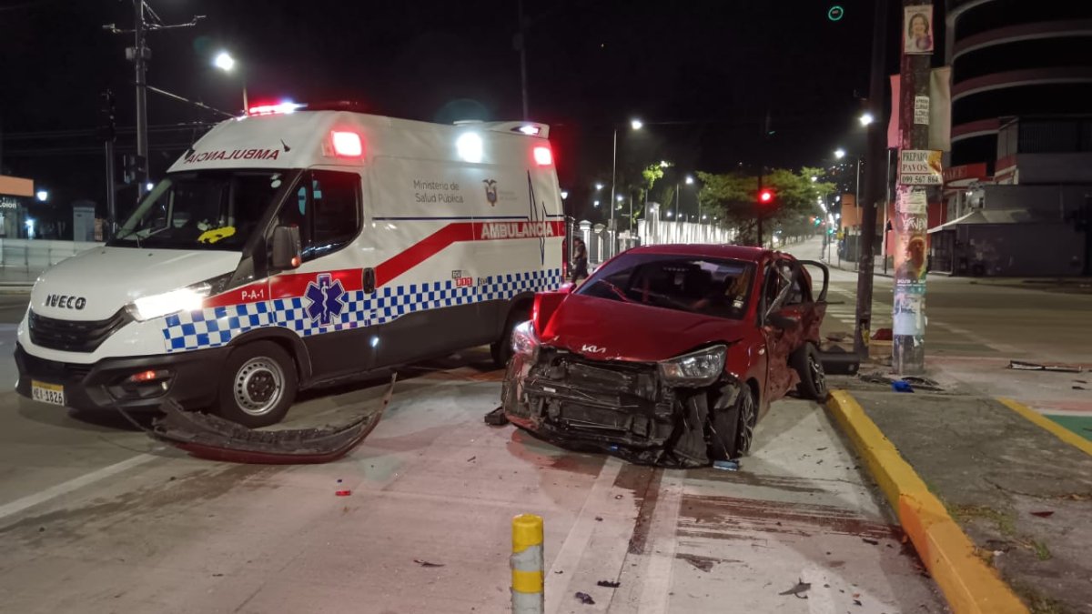 Dos vehículos se impactaron en la avenida Colón y 10 de Agosto.