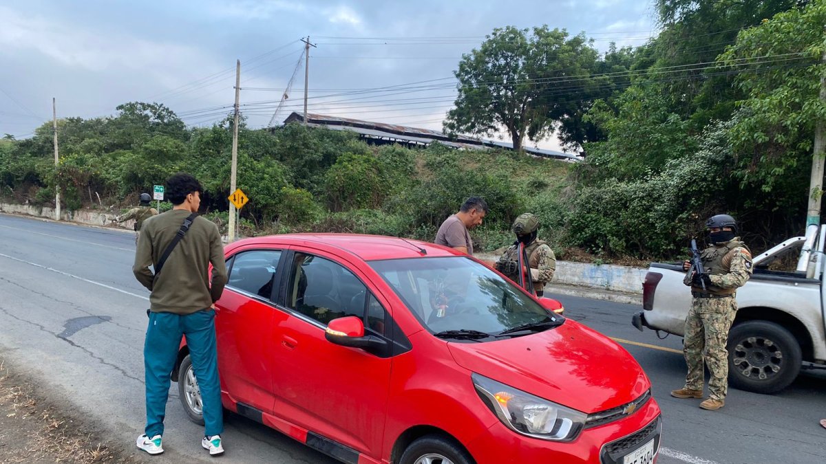 Militares realizan controles en el cantón Sucre, en Manabí.