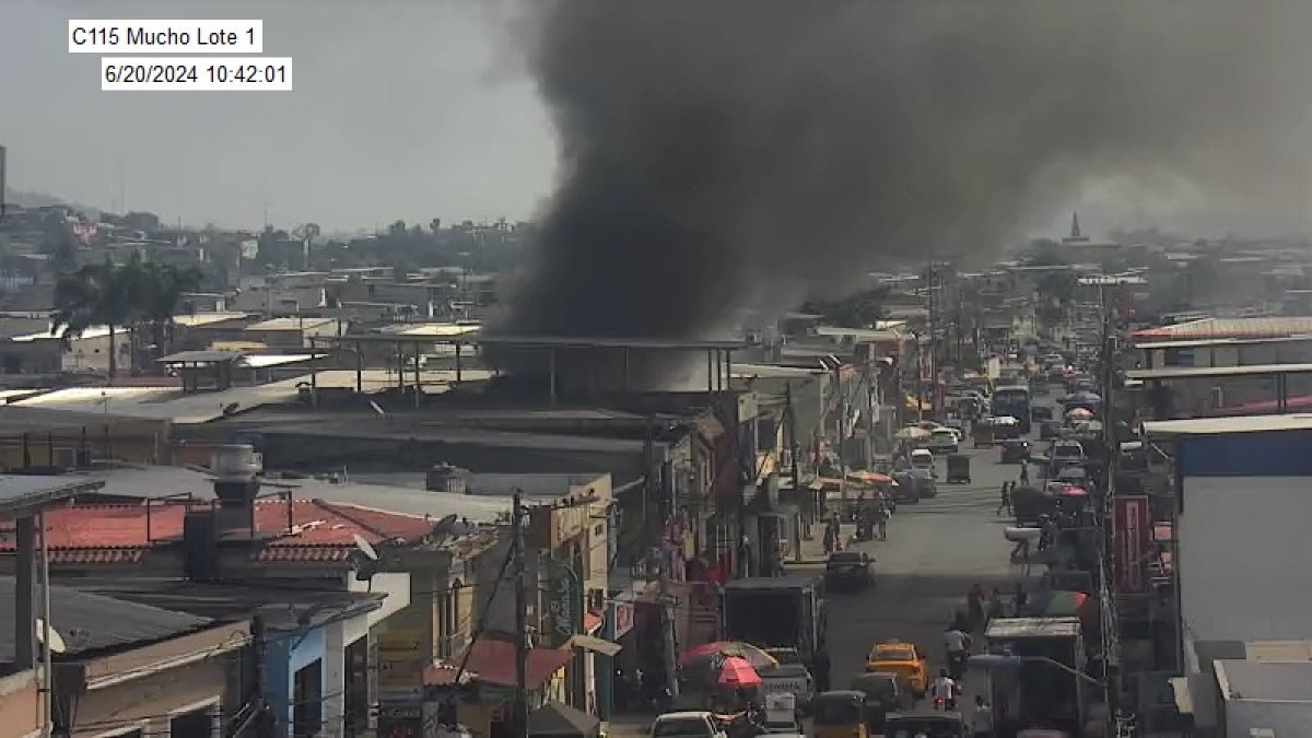 El incendio fue captado por cámaras de vigilancia.