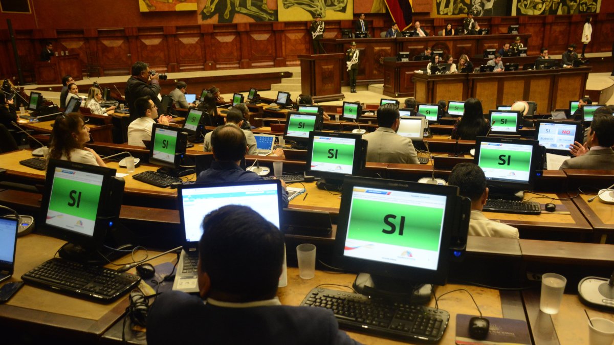 El Pleno de la Asamblea debatió si aprobar o no la conformación de una Comisión Ocasional para investigar los casos de corrupción en el sector público.