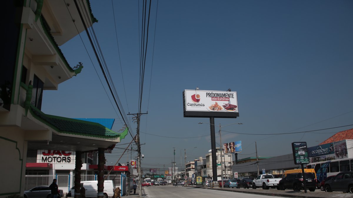 Local.- El anuncio público que avisa de la reapertura del restaurantes Cantonés.