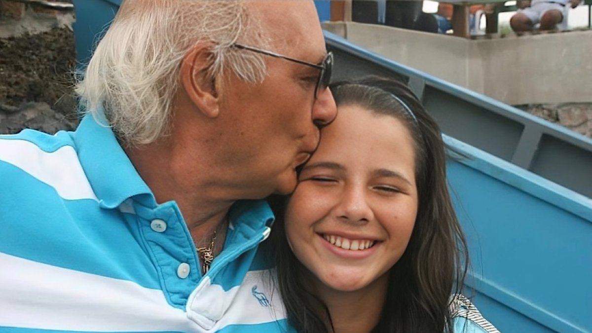 Furio Valbonesi y su hija Lavinia en una foto de la infancia de la actual Primera Dama de Ecuador.