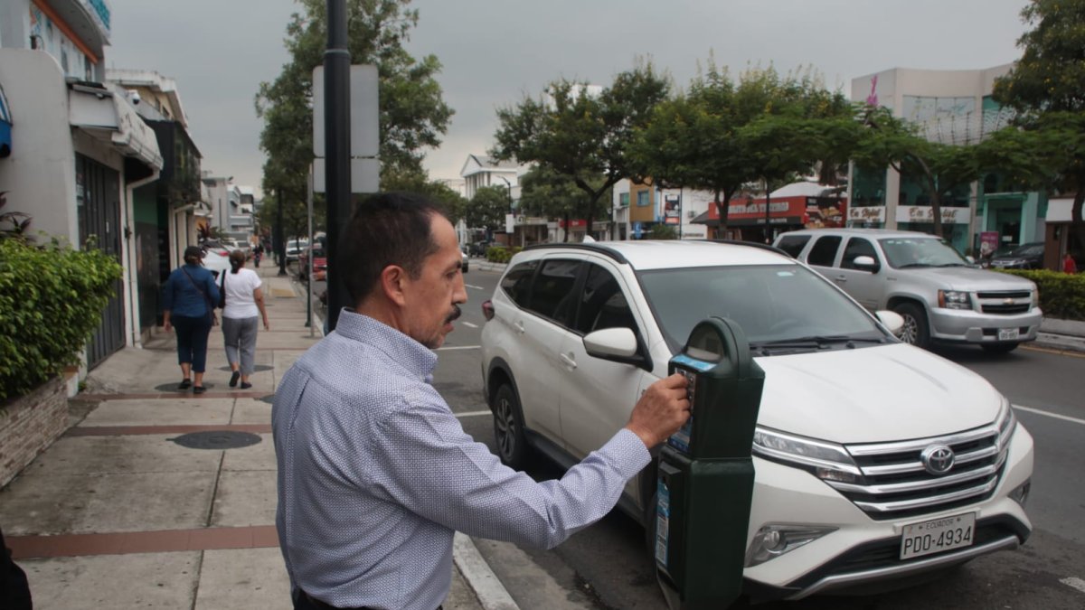 Equipos. Hace poco se instalaron 58 nuevos parquímetros en Urdesa.