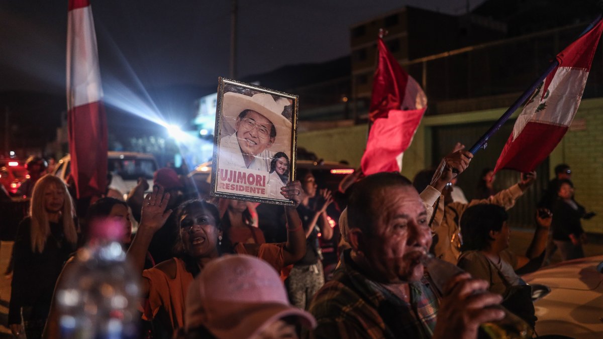Seguidores del expresidente peruano Alberto Fujimori, se reúnen a la salida del penal de donde fue liberado el 6 de diciembre de 2023.