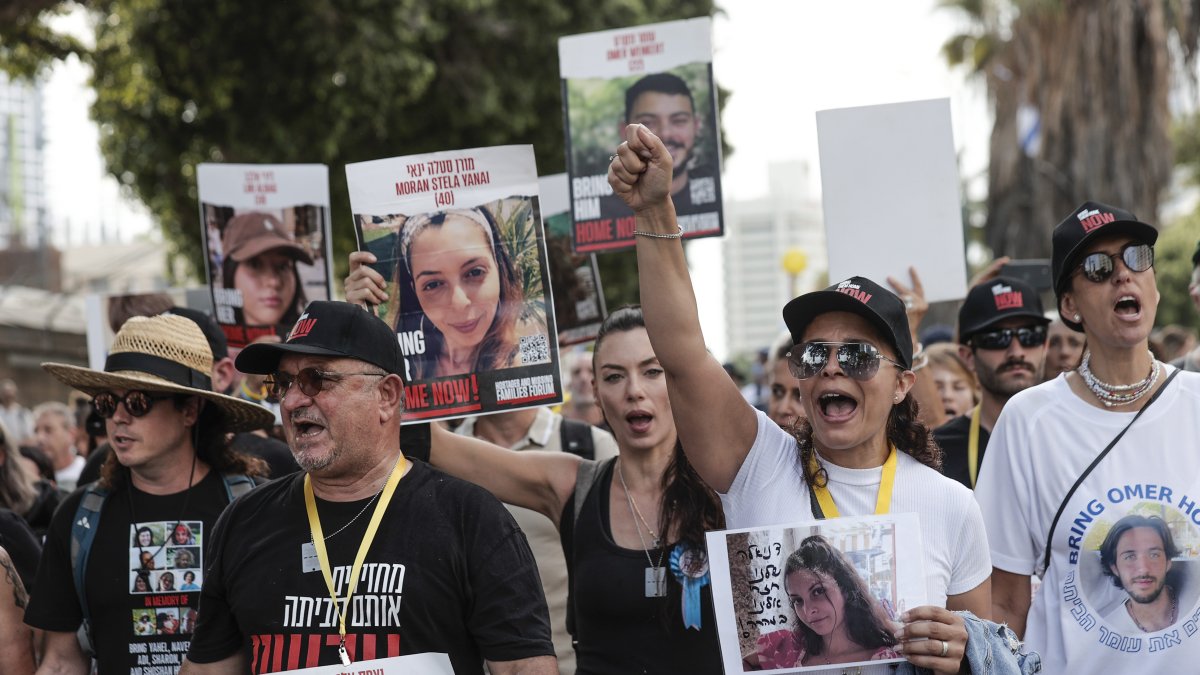Tel Aviv. Familiares y amigos de los secuestrados por Hamás.