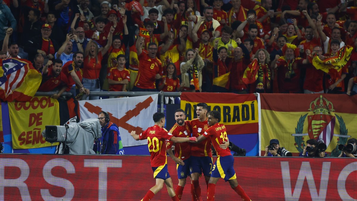 Los jugadores de España celebran el único gol ante Italia