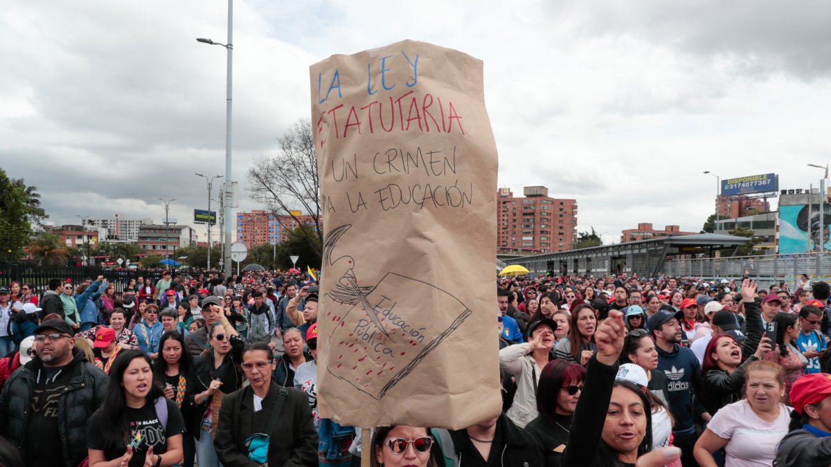 Bogotá. Docentes marchan durante una de las jornadas de protesta que duró una semana.
