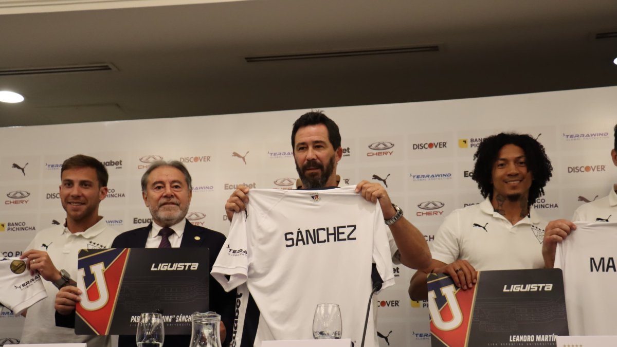 Pablo Sánchez durante la presentación oficial como DT de Liga.