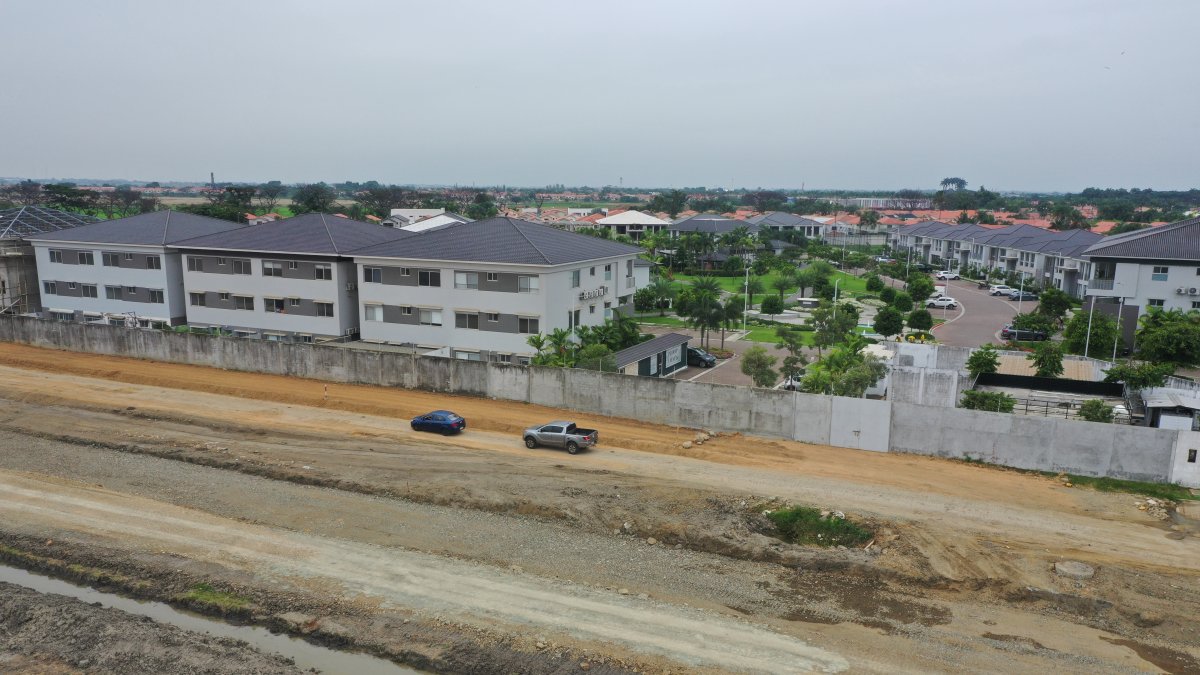 1. Vías. La ruta interna junto a la ciudadela Jardines de Parque Magno luce completamente descuidada.