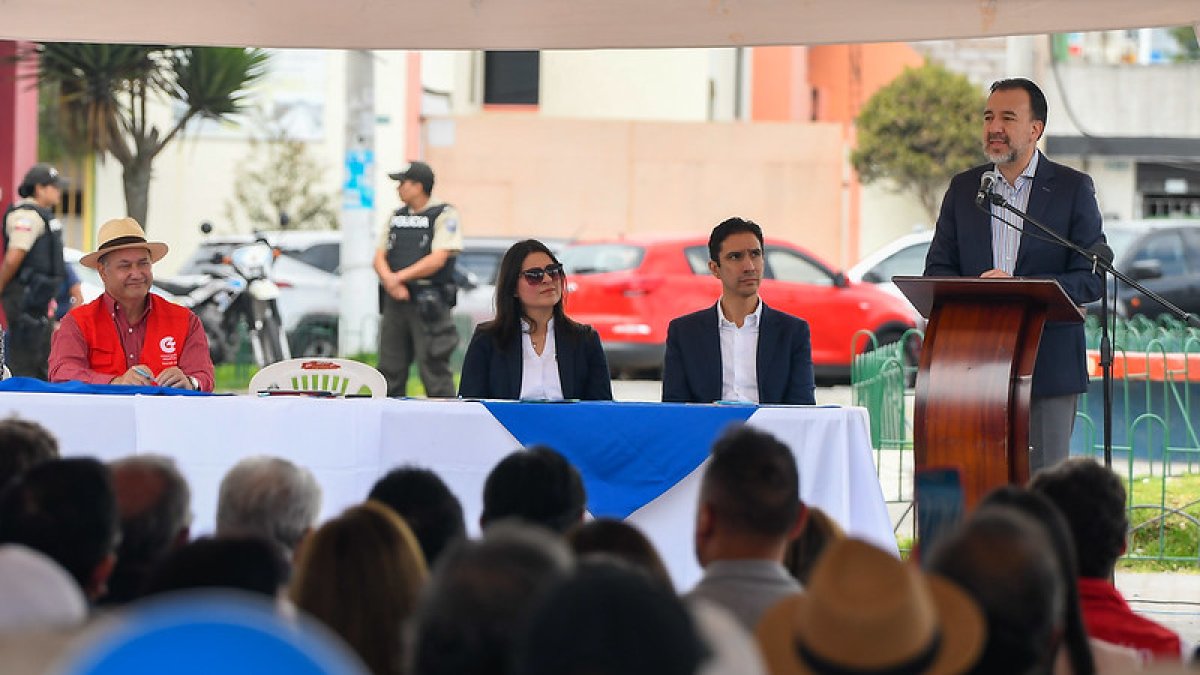 Moradores de Calderón asistieron a la firma del proyecto que estuvo a cargo de Pabel Muñoz.