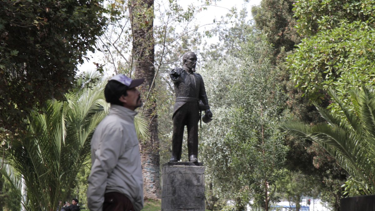 El Ejido. Al monumento de Eloy Alfaro le mutilaron el brazo y le sacaron la espada.
