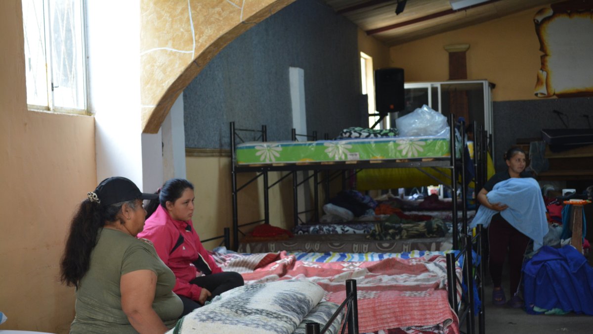 Baños. Un menor se acomoda entre literas. Su familia es una de las damnificadas por el aluvión del domingo.
