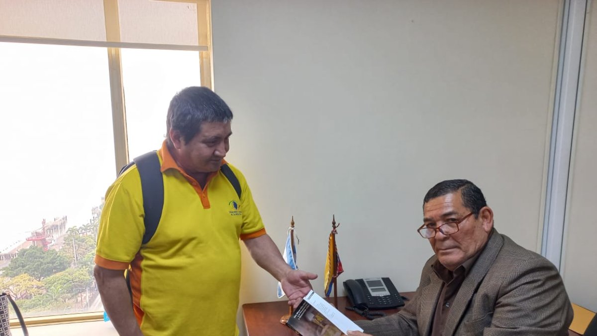 Cárdenas (izquierda) entregó la solicitud al asambleísta.