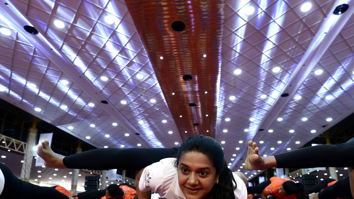 Entusiastas del yoga actúan durante un intento Guinness en el décimo Día Internacional del Yoga, en Bangalore, India, el 21 de junio de 2024.