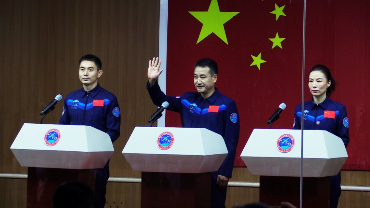 En la imagen de archivo, los astronautas Zhai Zhigang (C), Ye Guangfu (i) y Wang Yaping (d) durante una rueda de prensa celebrada en el Centro de lanzamiento de Jiuquan, China.