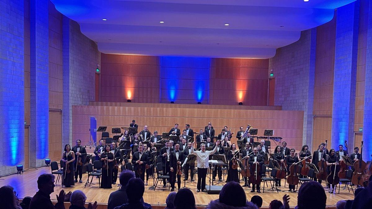 El Maestro Yury Sabolev dirigiendo a prestigiosos músicos en La Casa de la Música.