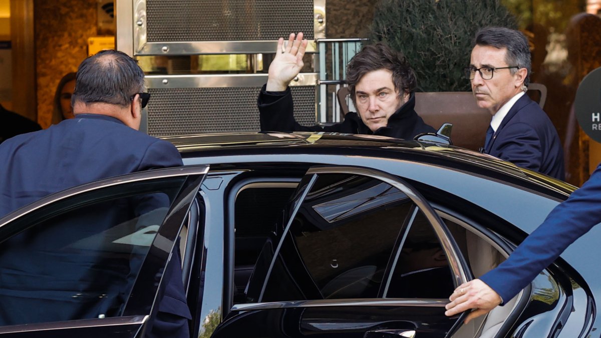 El presidente argentino, Javier Milei (c), a su llegada este viernes a Madrid, donde se reúne con la presidenta de la COmunidad, Isabel Díaz Ayuso.