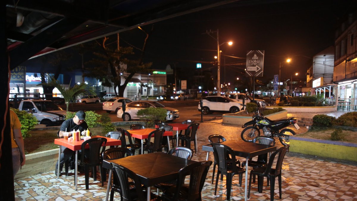 Dinamismo. Sobre la avenida Rodolfo Baquerizo Nazur, en la Alborada, varios locales de venta de comidas preparadas esperan recuperar clientes en el horario nocturno.