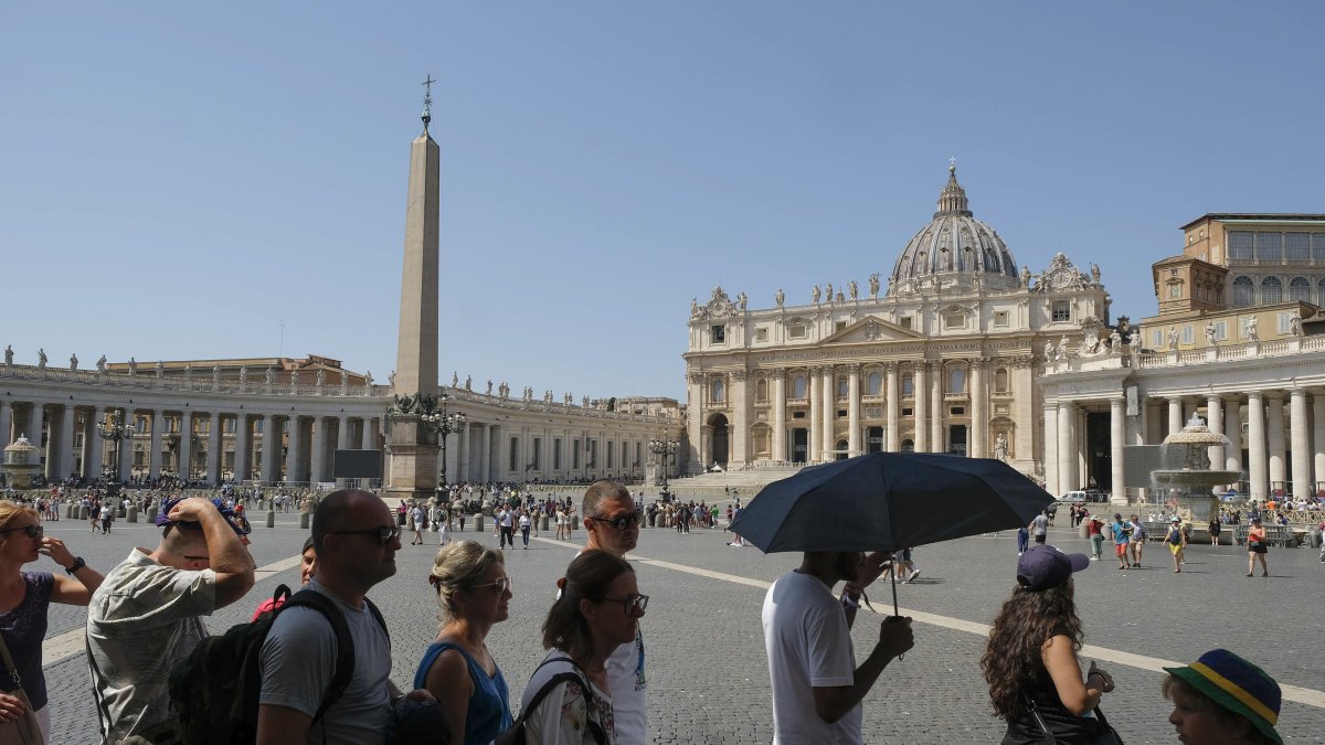Roma. Greenpeace Italia lanza una alerta por las 25.000 personas que visitan la plaza de San Pedro cada día.