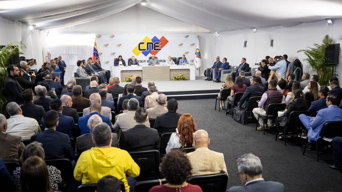 Reunión de candidatos a la Presidencia de Venezuela y autoridades del Consejo Nacional Electoral (CNE) este jueves, en la sede principal del organismo en Caracas.