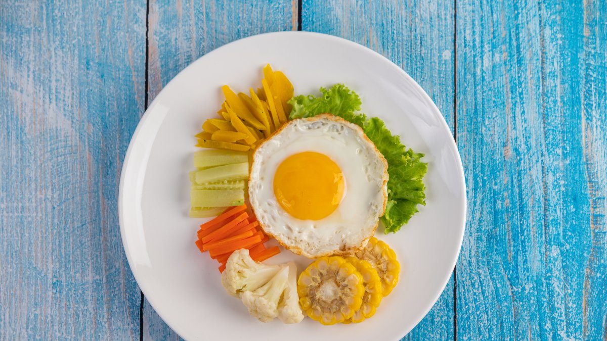 Los huevos pueden ser cocidos, fritos, revueltos o incorporados en una amplia gama de platos.