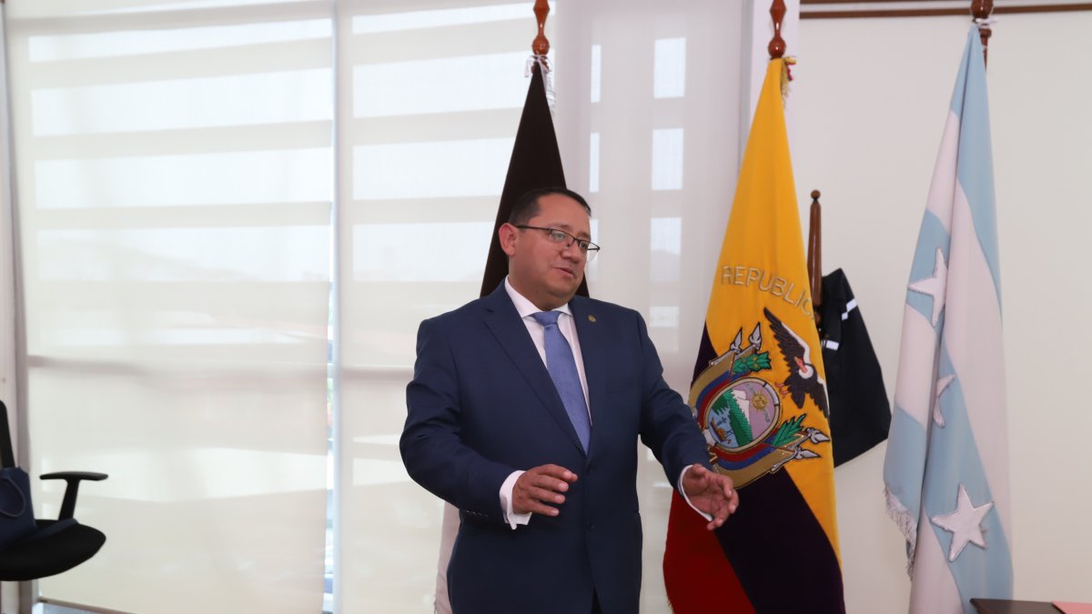 El contralor Mauricio Torres en las instalaciones de la institución.